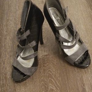 Patent/Suede straps booties